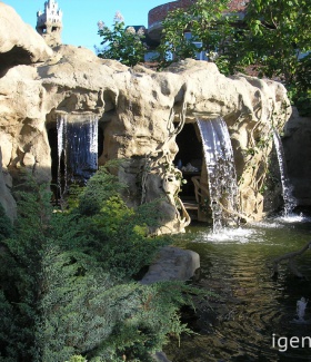 Декоративный водопад с гротом